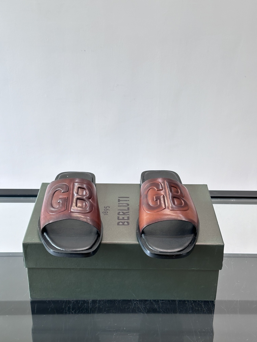 🖤BERLUTI GB系列拖鞋，皮革+“GB”字母压纹，简约又有辨识度！平底设计，夏天穿超舒服，日常休闲