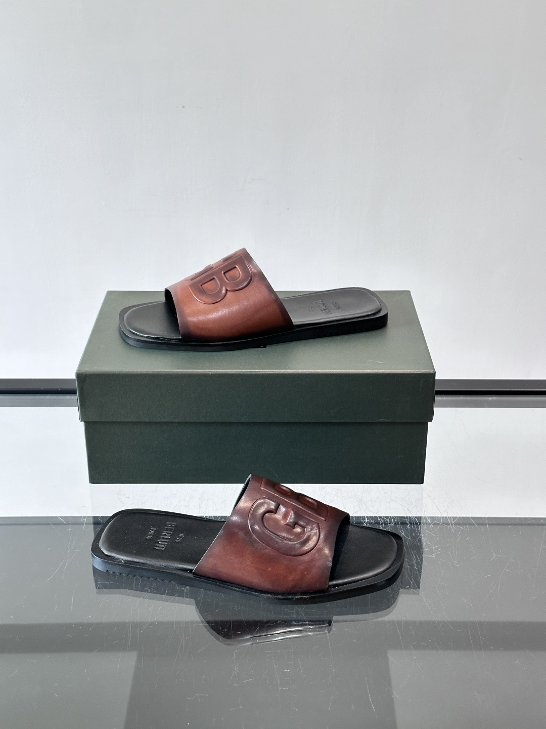 🖤BERLUTI GB系列拖鞋，皮革+“GB”字母压纹，简约又有辨识度！平底设计，夏天穿超舒服，日常休闲