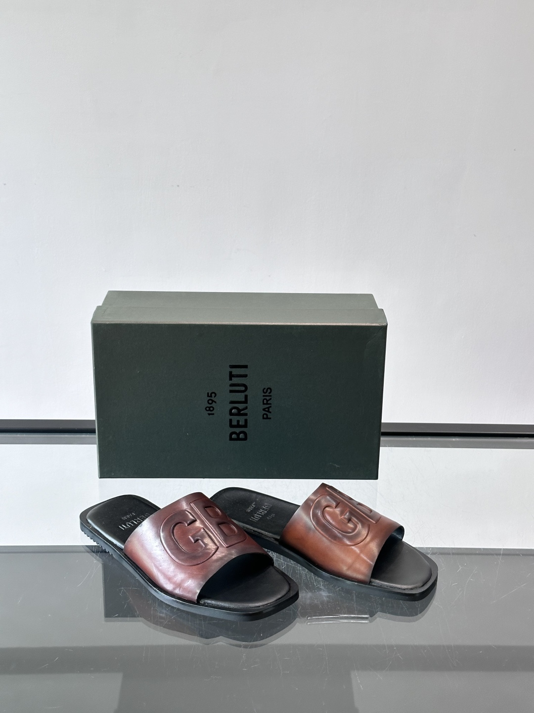 🖤BERLUTI GB系列拖鞋，皮革+“GB”字母压纹，简约又有辨识度！平底设计，夏天穿超舒服，日常休闲