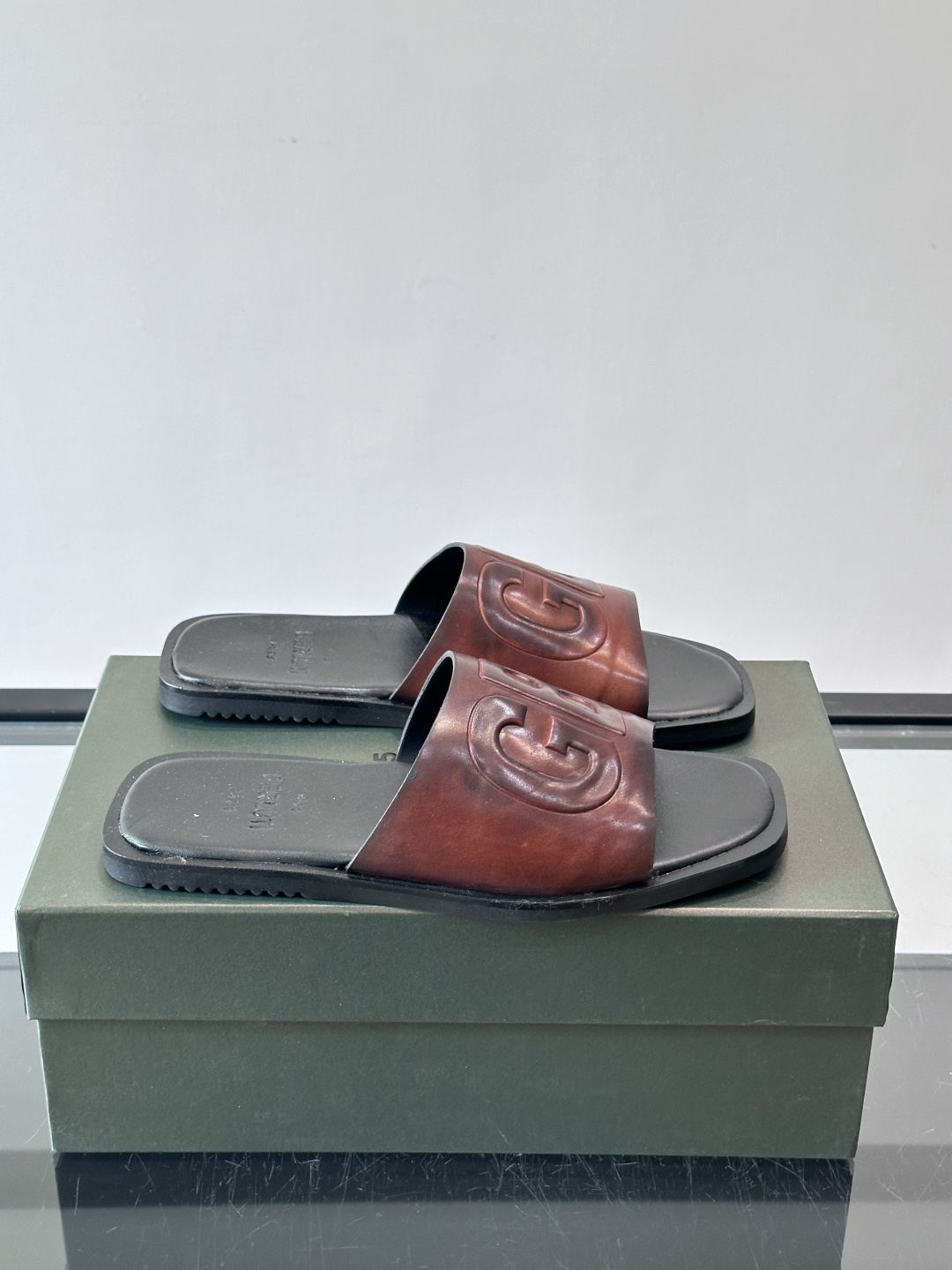 🖤BERLUTI GB系列拖鞋，皮革+“GB”字母压纹，简约又有辨识度！平底设计，夏天穿超舒服，日常休闲
