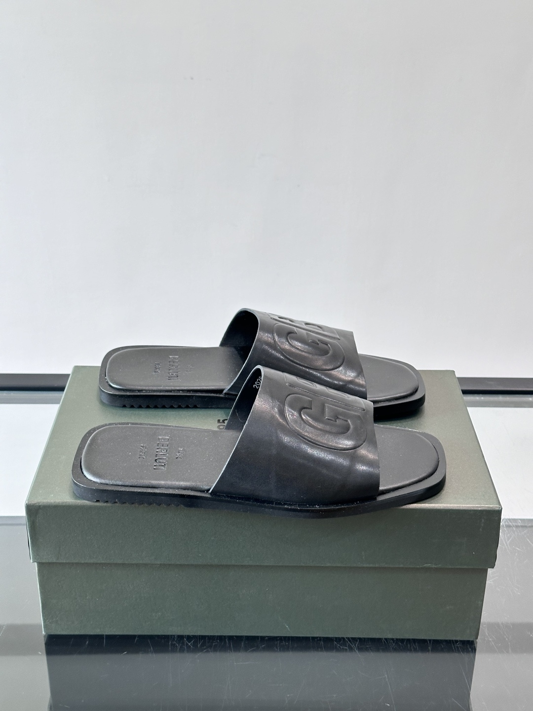 🖤BERLUTI GB系列拖鞋，皮革+“GB”字母压纹，简约又有辨识度！平底设计，夏天穿超舒服，日常休闲