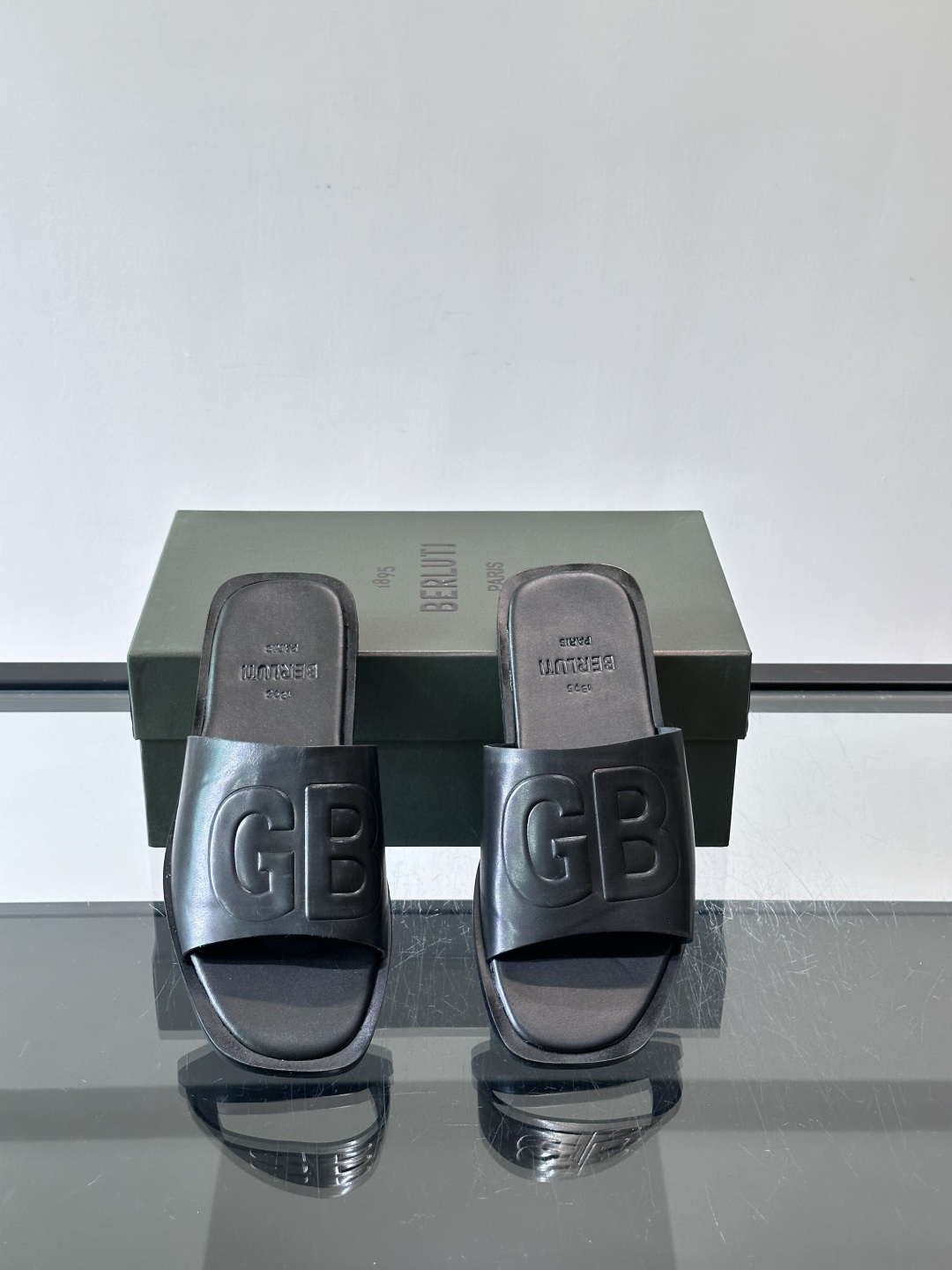 🖤BERLUTI GB系列拖鞋，皮革+“GB”字母压纹，简约又有辨识度！平底设计，夏天穿超舒服，日常休闲