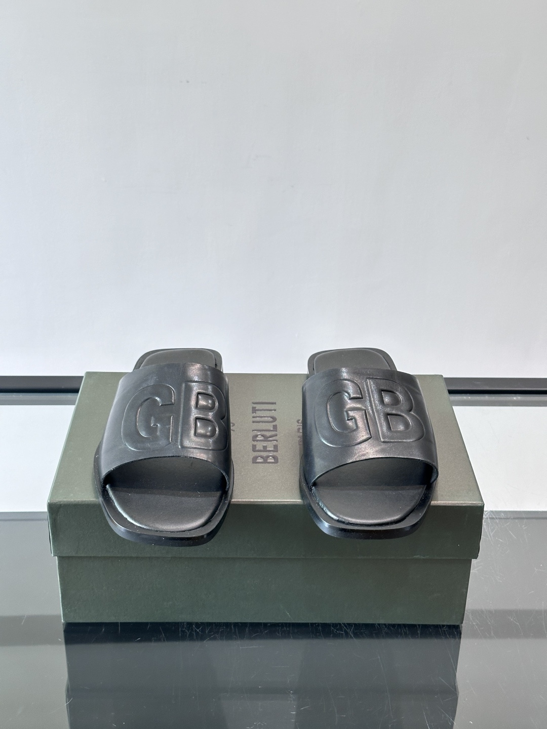 🖤BERLUTI GB系列拖鞋，皮革+“GB”字母压纹，简约又有辨识度！平底设计，夏天穿超舒服，日常休闲