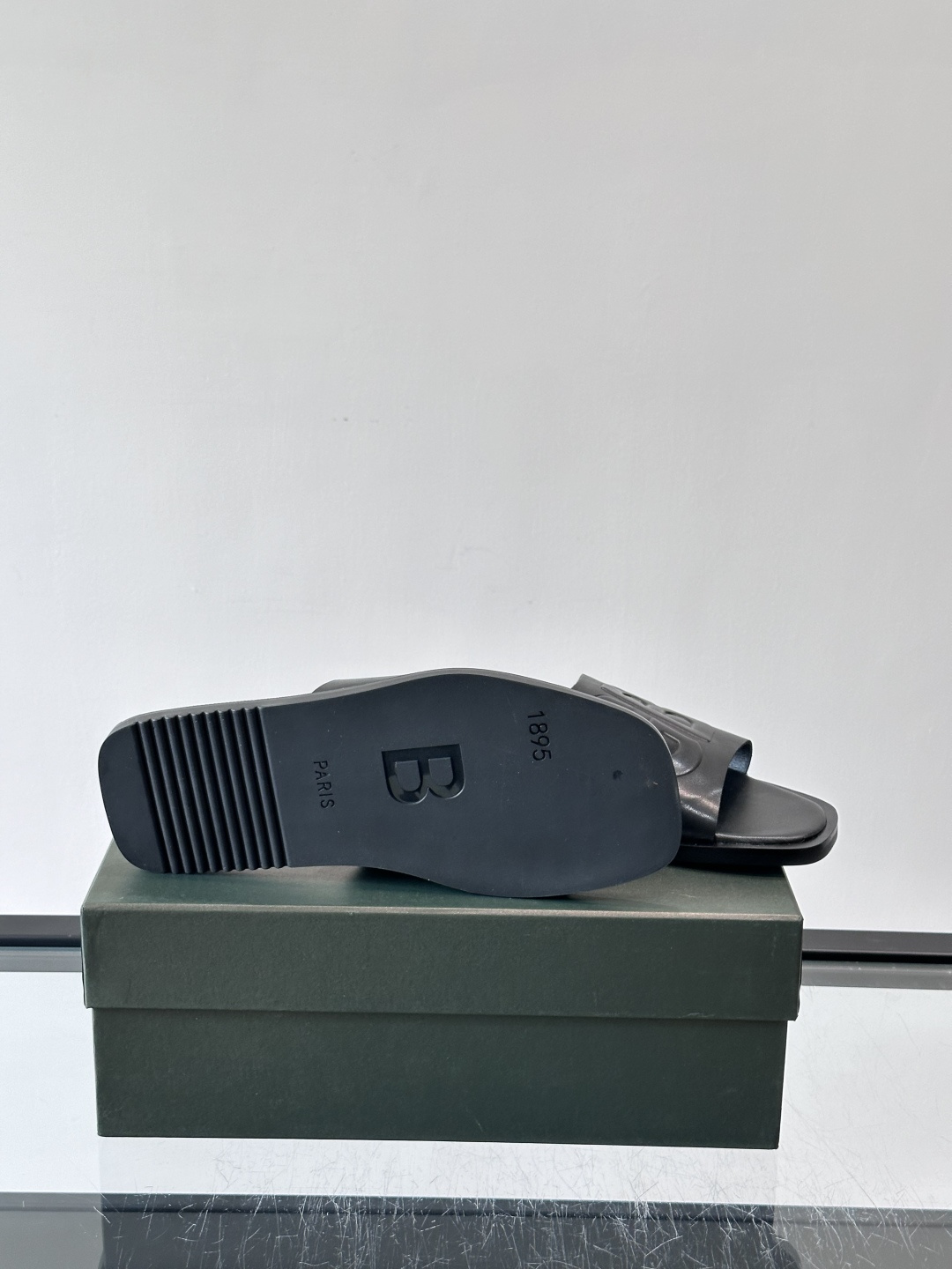 🖤BERLUTI GB系列拖鞋，皮革+“GB”字母压纹，简约又有辨识度！平底设计，夏天穿超舒服，日常休闲