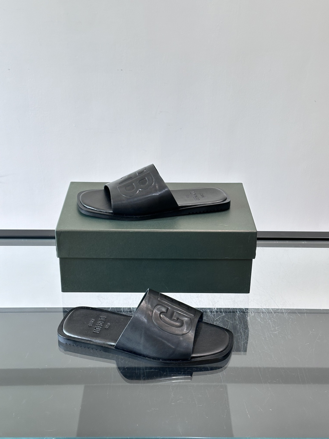 🖤BERLUTI GB系列拖鞋，皮革+“GB”字母压纹，简约又有辨识度！平底设计，夏天穿超舒服，日常休闲