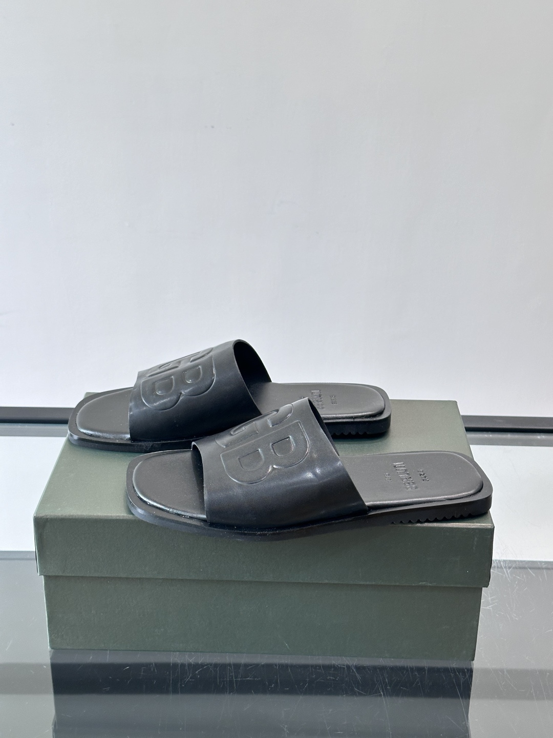 🖤BERLUTI GB系列拖鞋，皮革+“GB”字母压纹，简约又有辨识度！平底设计，夏天穿超舒服，日常休闲