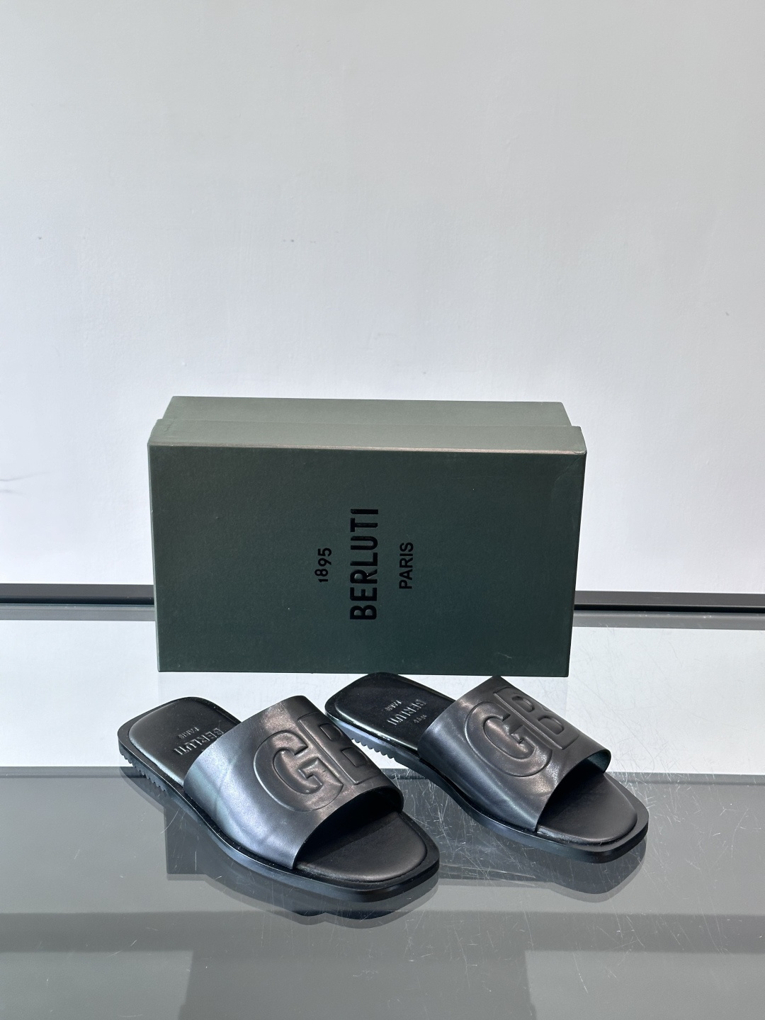 🖤BERLUTI GB系列拖鞋，皮革+“GB”字母压纹，简约又有辨识度！平底设计，夏天穿超舒服，日常休闲