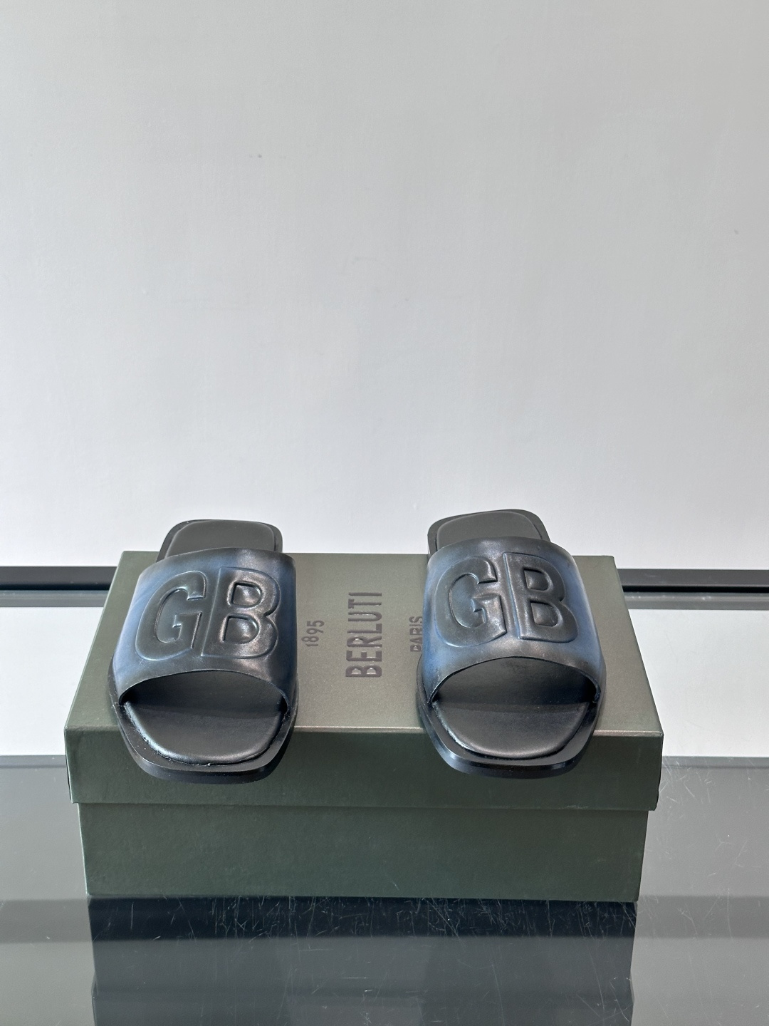 🖤BERLUTI GB系列拖鞋，皮革+“GB”字母压纹，简约又有辨识度！平底设计，夏天穿超舒服，日常休闲