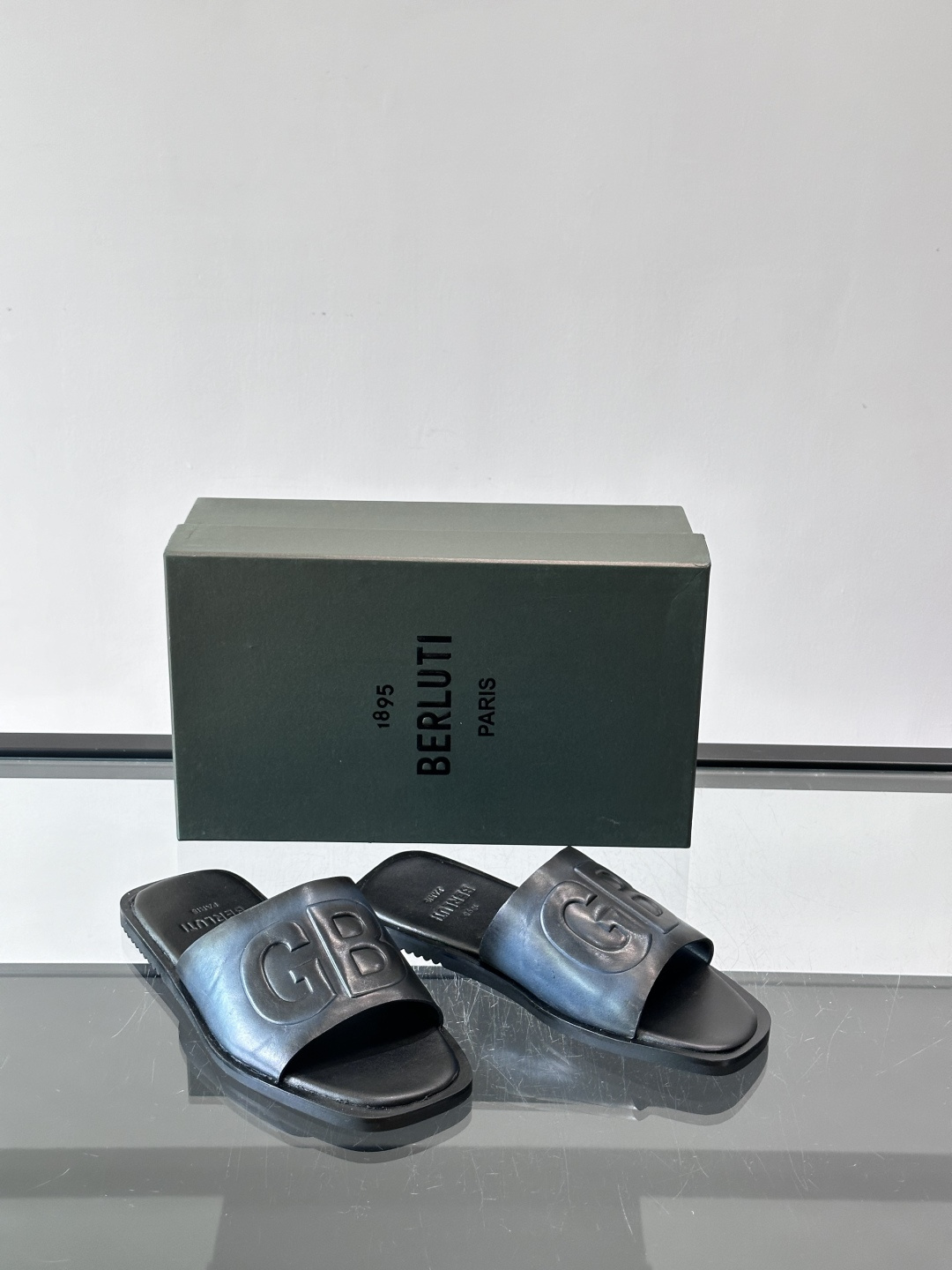 🖤BERLUTI GB系列拖鞋，皮革+“GB”字母压纹，简约又有辨识度！平底设计，夏天穿超舒服，日常休闲