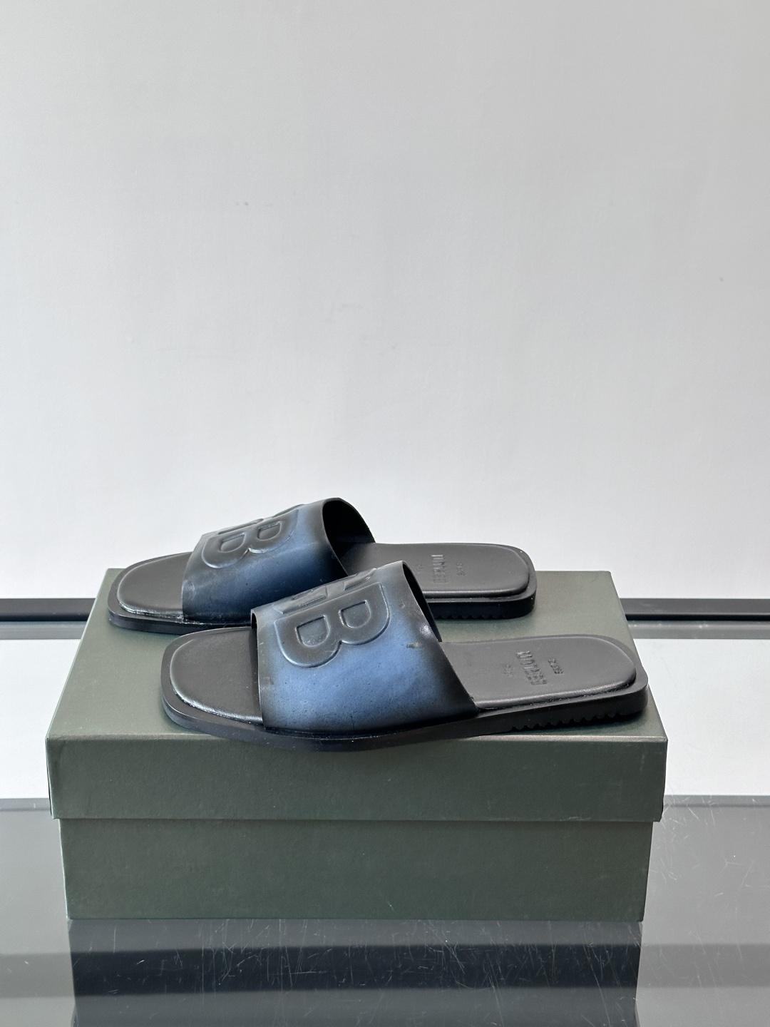 🖤BERLUTI GB系列拖鞋，皮革+“GB”字母压纹，简约又有辨识度！平底设计，夏天穿超舒服，日常休闲