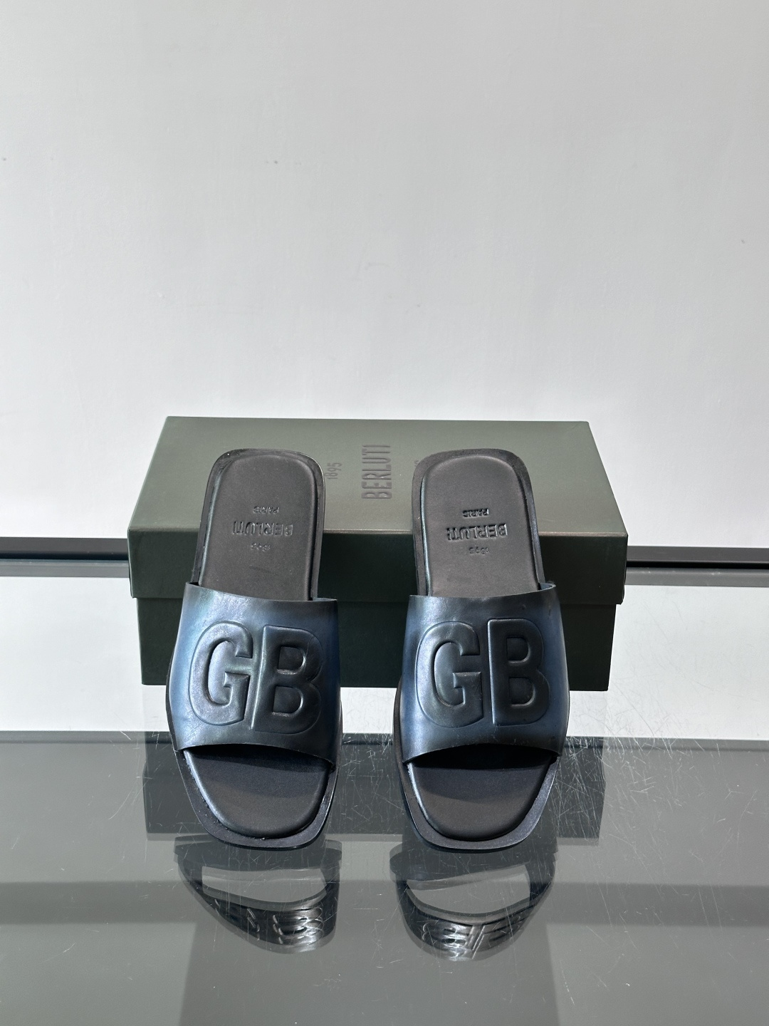 🖤BERLUTI GB系列拖鞋，皮革+“GB”字母压纹，简约又有辨识度！平底设计，夏天穿超舒服，日常休闲