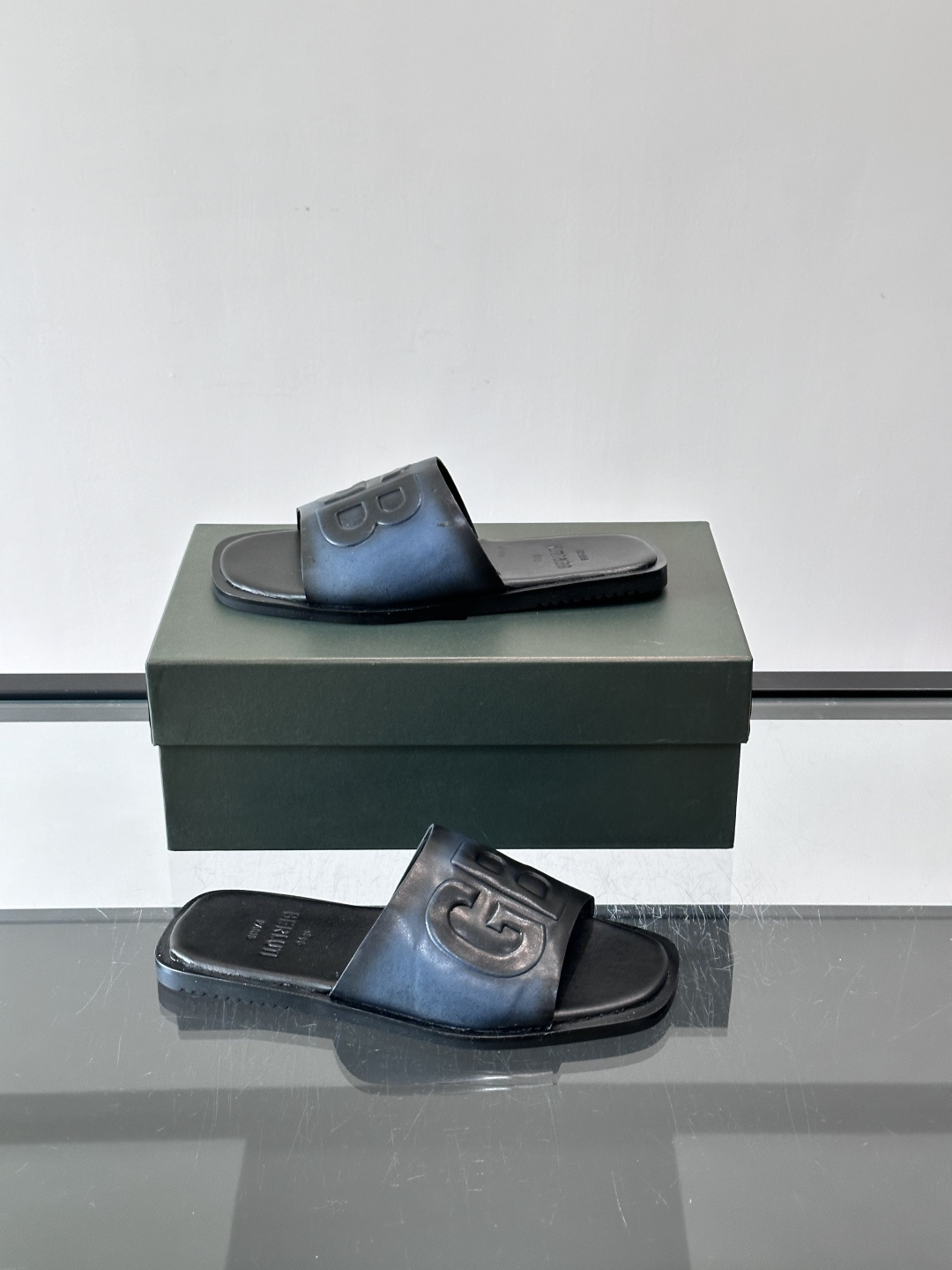 🖤BERLUTI GB系列拖鞋，皮革+“GB”字母压纹，简约又有辨识度！平底设计，夏天穿超舒服，日常休闲