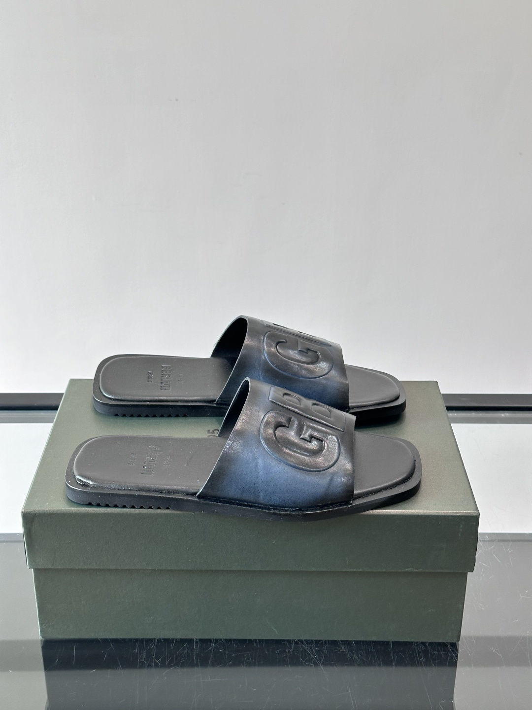 🖤BERLUTI GB系列拖鞋，皮革+“GB”字母压纹，简约又有辨识度！平底设计，夏天穿超舒服，日常休闲