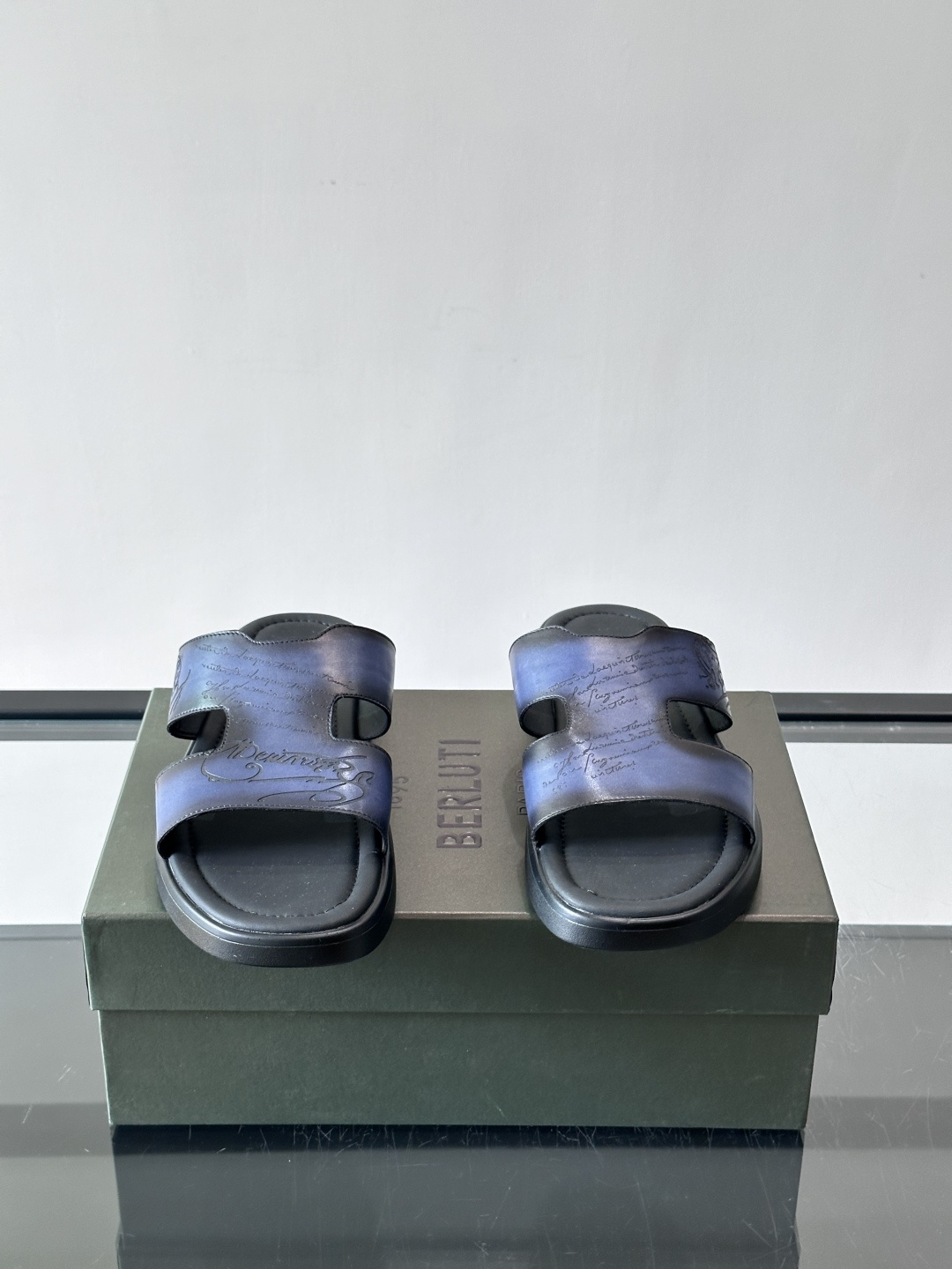 🖤Berluti男士H字拖，选用优质皮革，鞋面有品牌标志性压花，低调又有辨识度✨。简约设计+人体工学鞋底