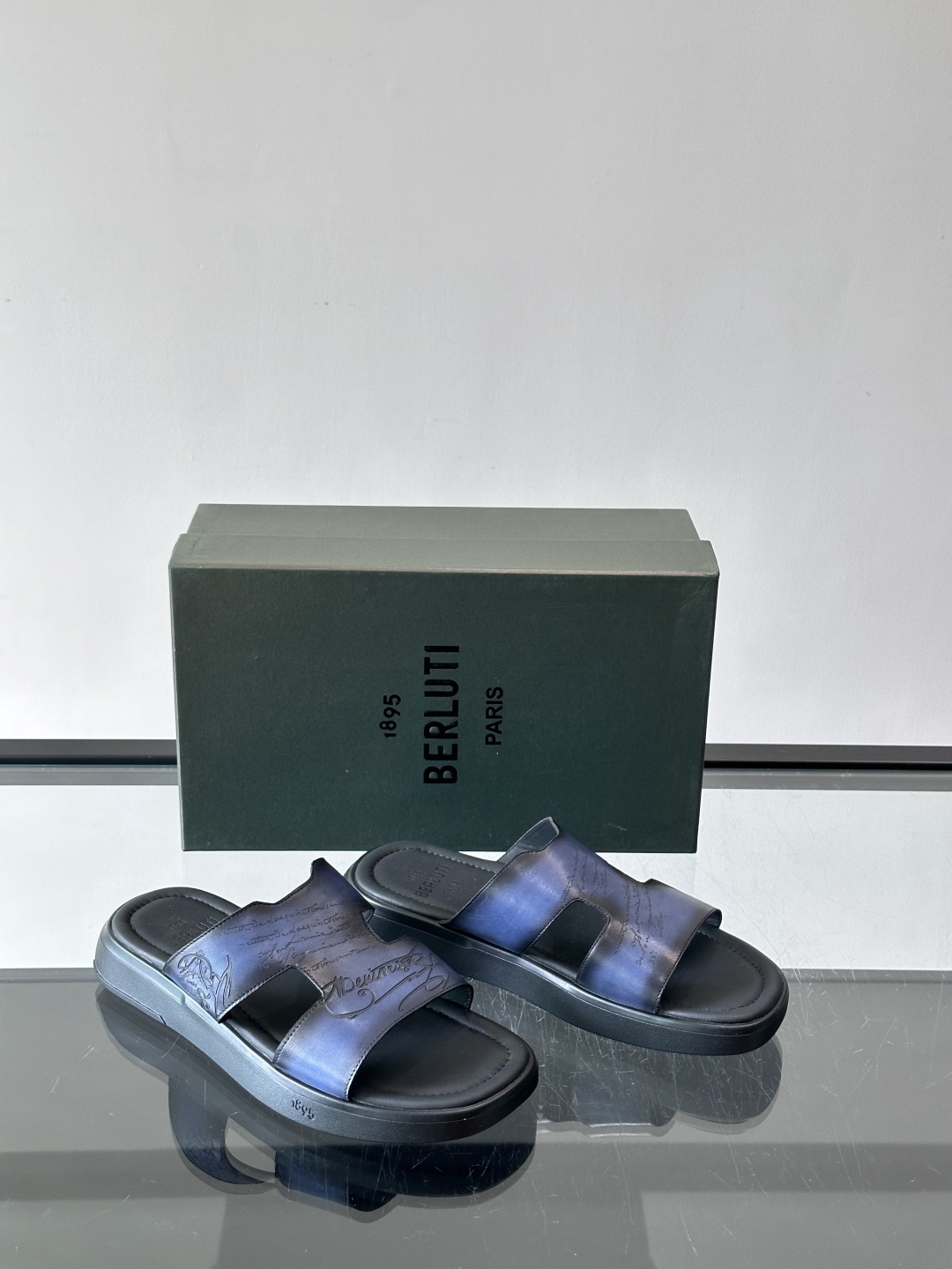 🖤Berluti男士H字拖，选用优质皮革，鞋面有品牌标志性压花，低调又有辨识度✨。简约设计+人体工学鞋底
