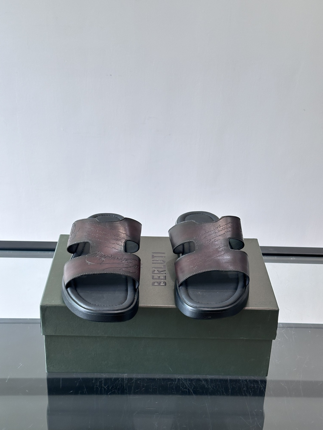 🖤Berluti男士H字拖，选用优质皮革，鞋面有品牌标志性压花，低调又有辨识度✨。简约设计+人体工学鞋底