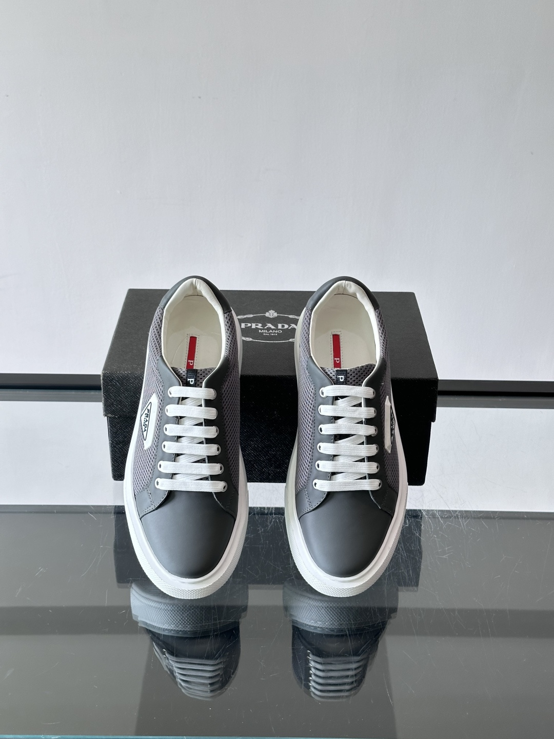 👟Prada网布运动鞋，采用透气网布+皮革拼接，简约又有辨识度✨。侧面三角标超有品牌感，白色橡胶鞋底舒适