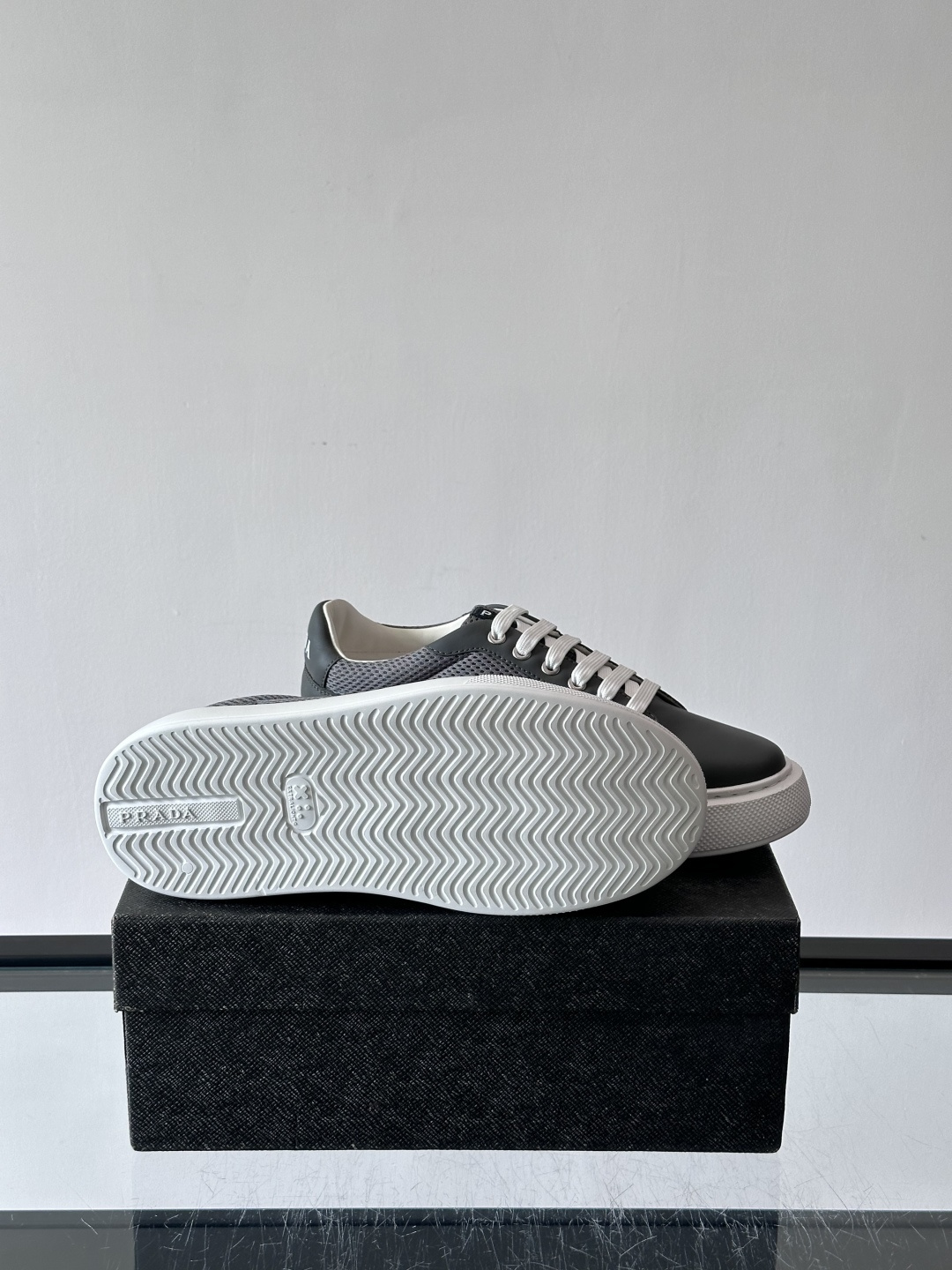 👟Prada网布运动鞋，采用透气网布+皮革拼接，简约又有辨识度✨。侧面三角标超有品牌感，白色橡胶鞋底舒适