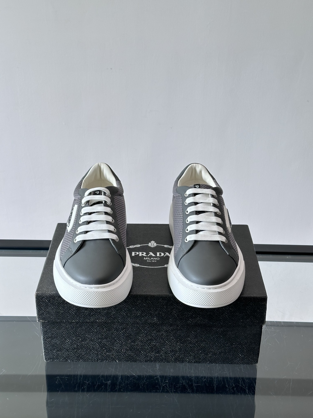 👟Prada网布运动鞋，采用透气网布+皮革拼接，简约又有辨识度✨。侧面三角标超有品牌感，白色橡胶鞋底舒适