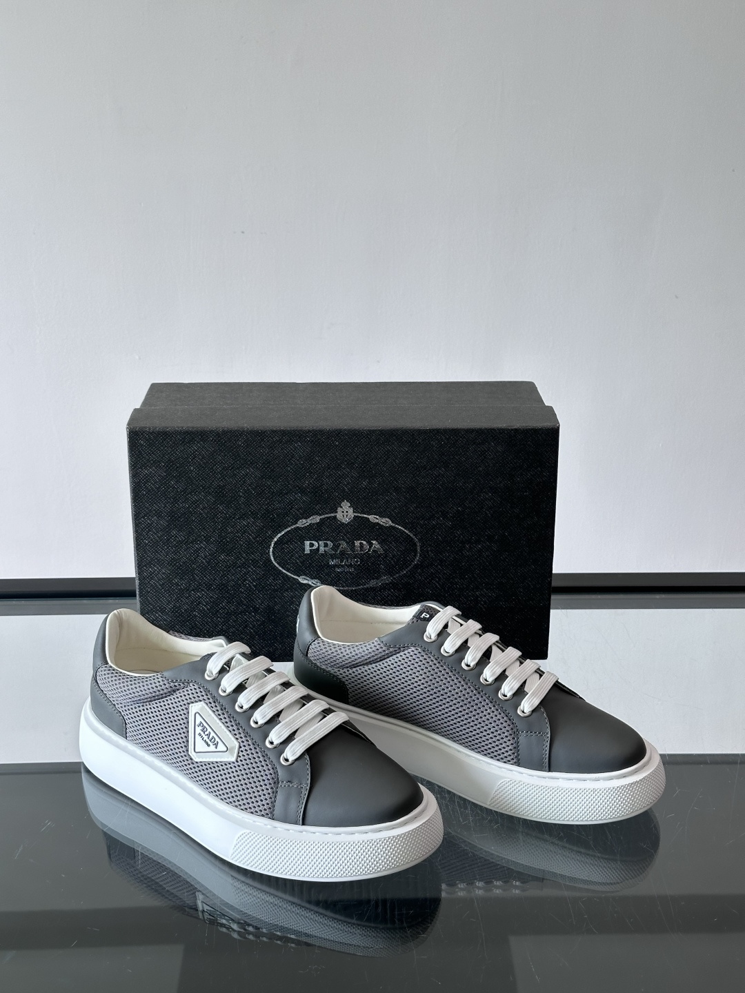 👟Prada网布运动鞋，采用透气网布+皮革拼接，简约又有辨识度✨。侧面三角标超有品牌感，白色橡胶鞋底舒适