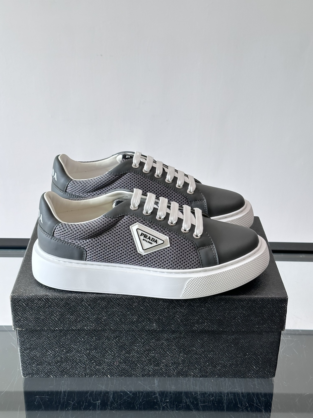 👟Prada网布运动鞋，采用透气网布+皮革拼接，简约又有辨识度✨。侧面三角标超有品牌感，白色橡胶鞋底舒适