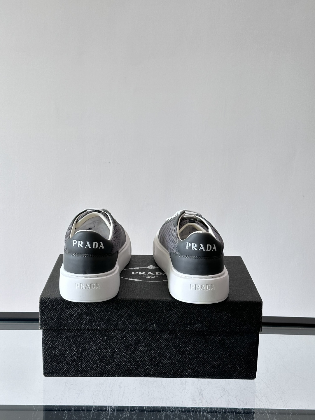 👟Prada网布运动鞋，采用透气网布+皮革拼接，简约又有辨识度✨。侧面三角标超有品牌感，白色橡胶鞋底舒适