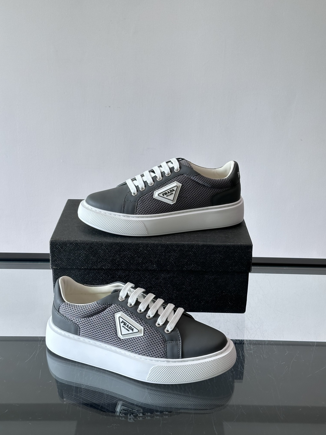 👟Prada网布运动鞋，采用透气网布+皮革拼接，简约又有辨识度✨。侧面三角标超有品牌感，白色橡胶鞋底舒适