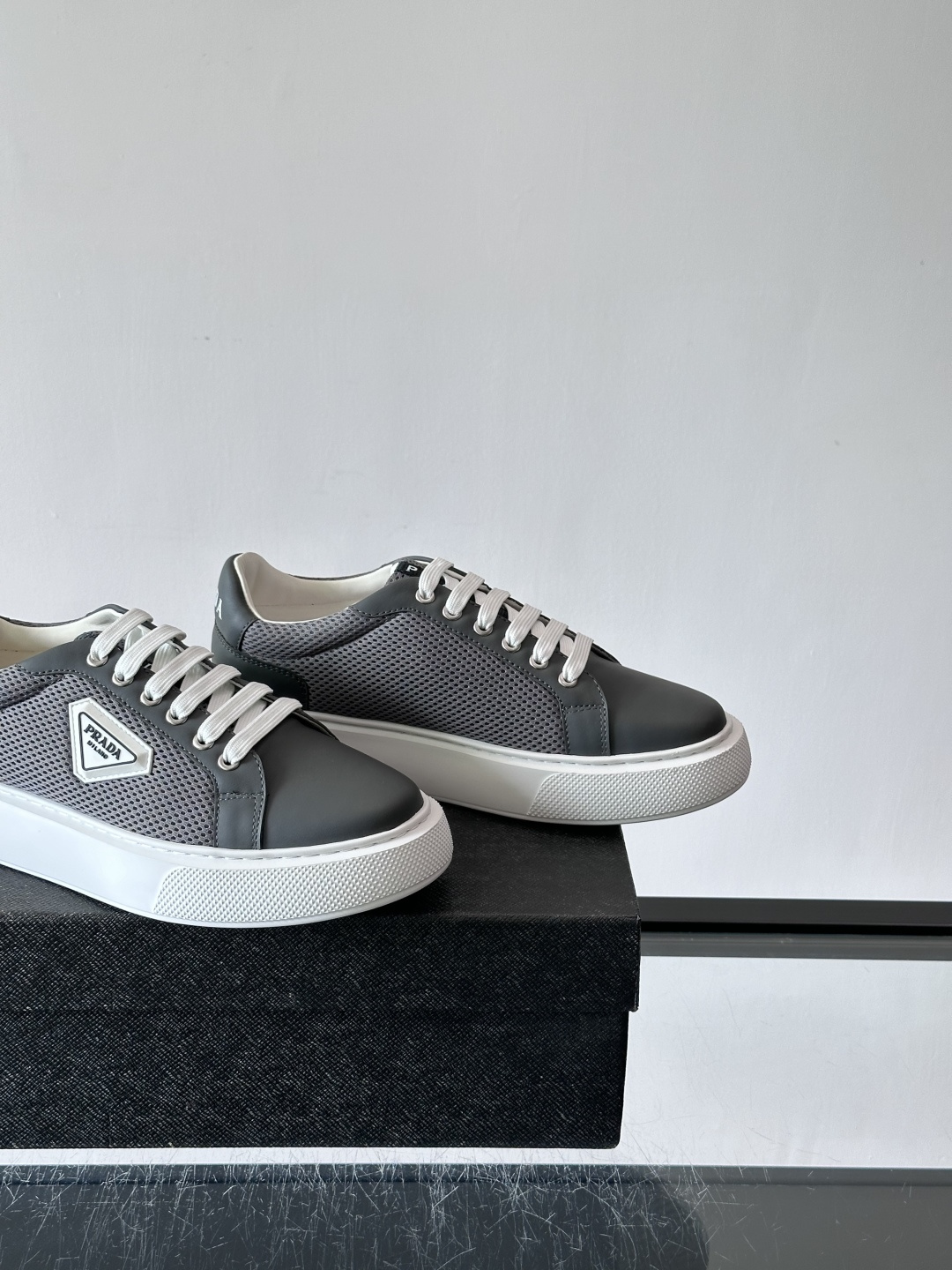 👟Prada网布运动鞋，采用透气网布+皮革拼接，简约又有辨识度✨。侧面三角标超有品牌感，白色橡胶鞋底舒适