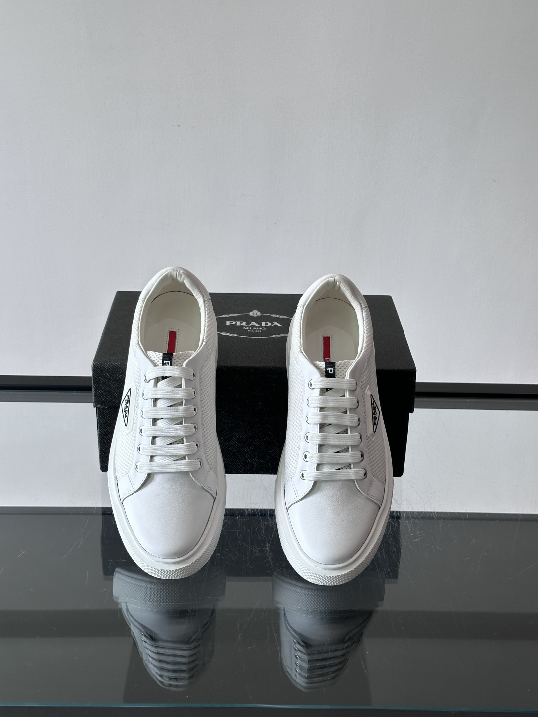 👟Prada网布运动鞋，采用透气网布+皮革拼接，简约又有辨识度✨。侧面三角标超有品牌感，白色橡胶鞋底舒适