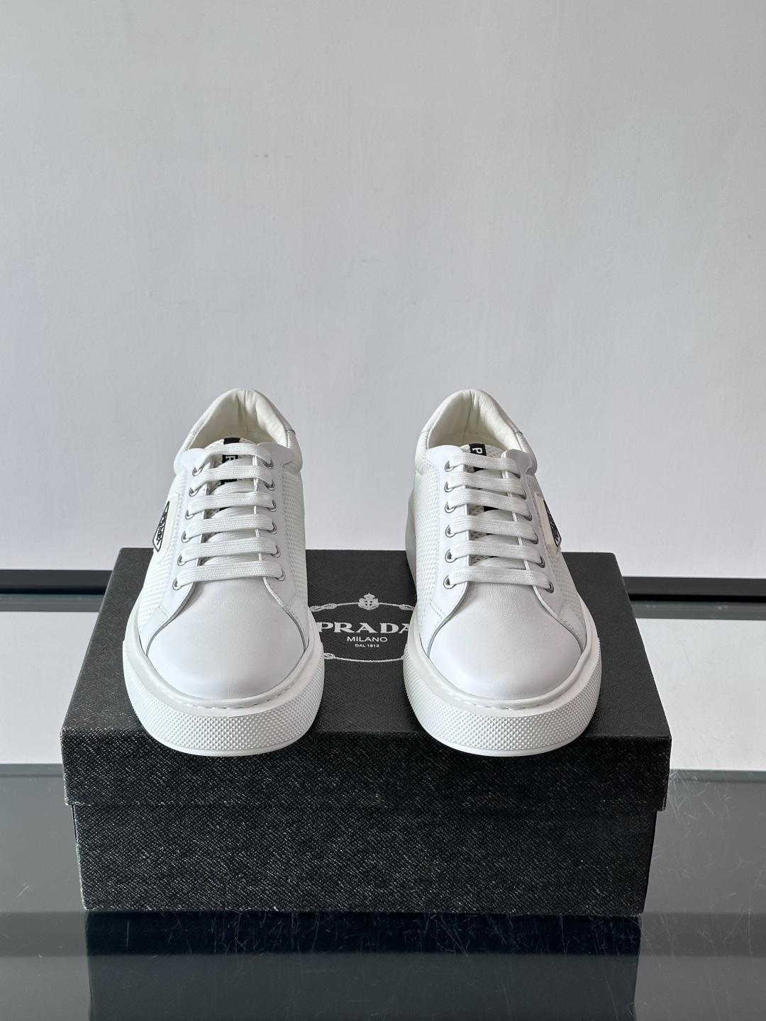 👟Prada网布运动鞋，采用透气网布+皮革拼接，简约又有辨识度✨。侧面三角标超有品牌感，白色橡胶鞋底舒适