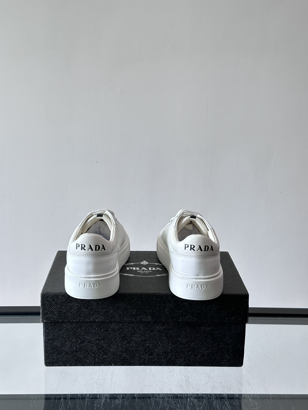 👟Prada网布运动鞋，采用透气网布+皮革拼接，简约又有辨识度✨。侧面三角标超有品牌感，白色橡胶鞋底舒适