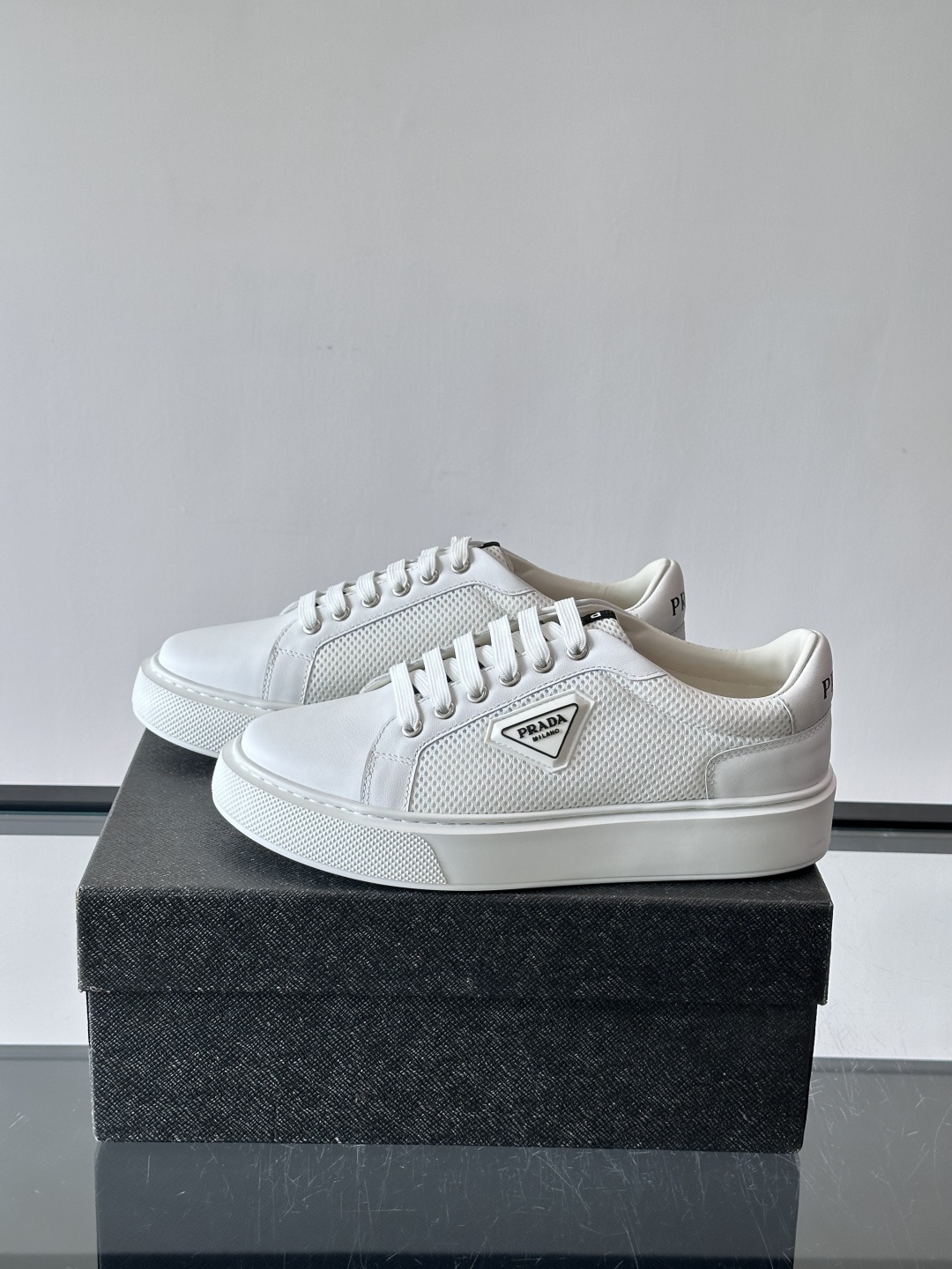 👟Prada网布运动鞋，采用透气网布+皮革拼接，简约又有辨识度✨。侧面三角标超有品牌感，白色橡胶鞋底舒适