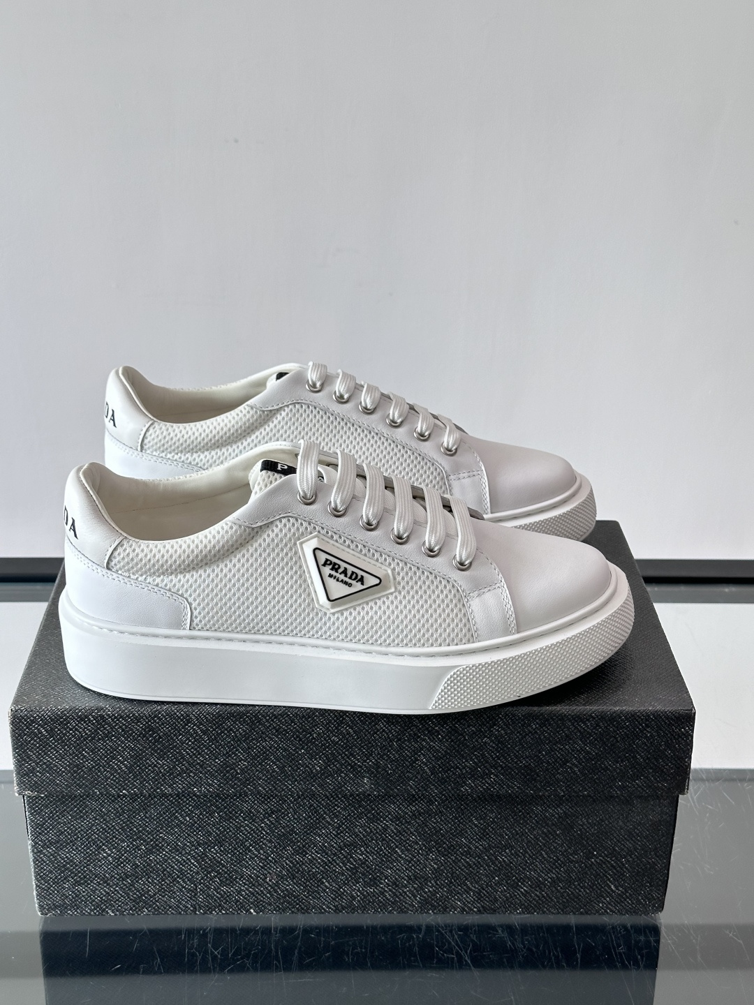 👟Prada网布运动鞋，采用透气网布+皮革拼接，简约又有辨识度✨。侧面三角标超有品牌感，白色橡胶鞋底舒适