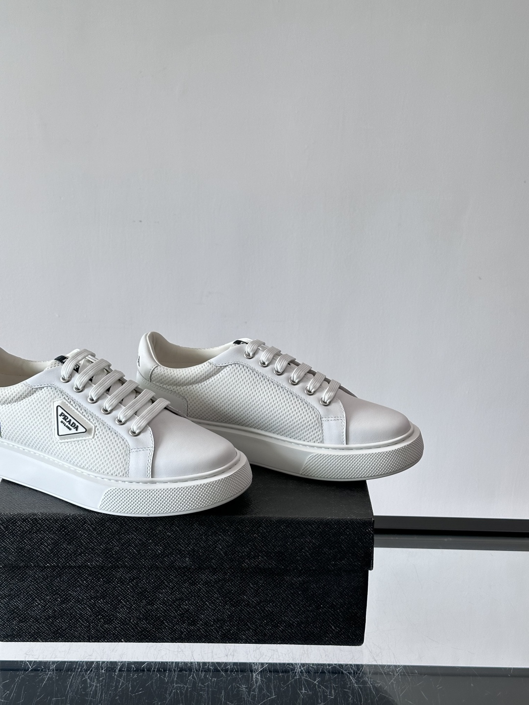 👟Prada网布运动鞋，采用透气网布+皮革拼接，简约又有辨识度✨。侧面三角标超有品牌感，白色橡胶鞋底舒适
