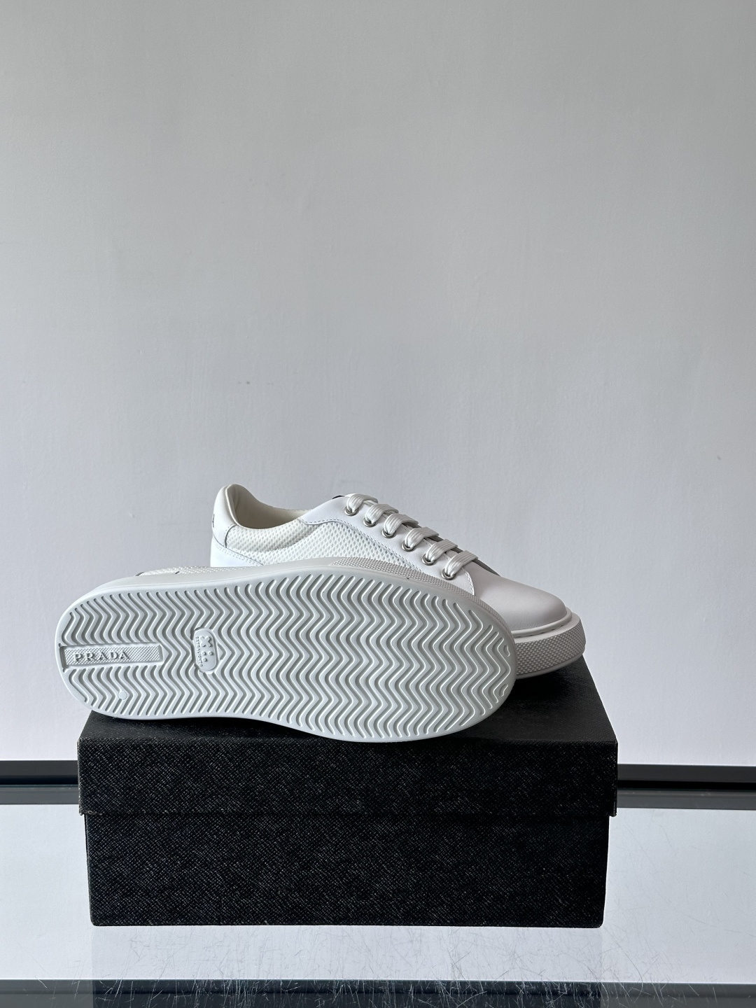 👟Prada网布运动鞋，采用透气网布+皮革拼接，简约又有辨识度✨。侧面三角标超有品牌感，白色橡胶鞋底舒适