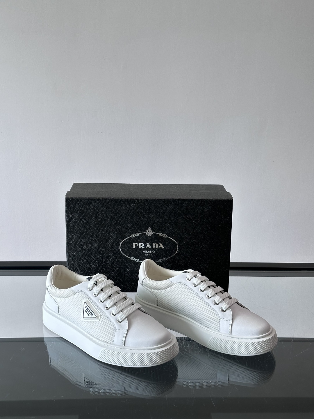 👟Prada网布运动鞋，采用透气网布+皮革拼接，简约又有辨识度✨。侧面三角标超有品牌感，白色橡胶鞋底舒适