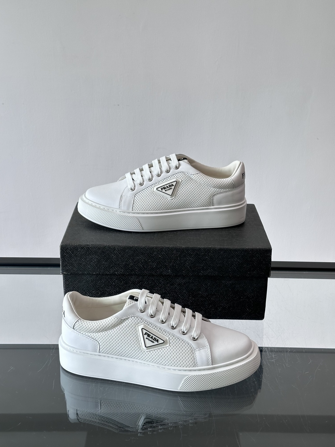 👟Prada网布运动鞋，采用透气网布+皮革拼接，简约又有辨识度✨。侧面三角标超有品牌感，白色橡胶鞋底舒适