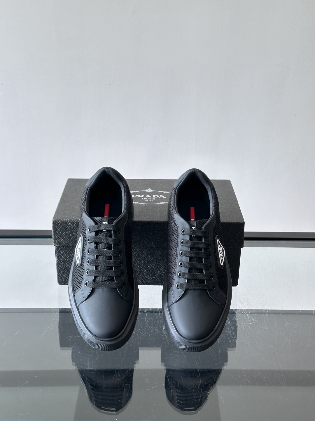 👟Prada网布运动鞋，采用透气网布+皮革拼接，简约又有辨识度✨。侧面三角标超有品牌感，白色橡胶鞋底舒适