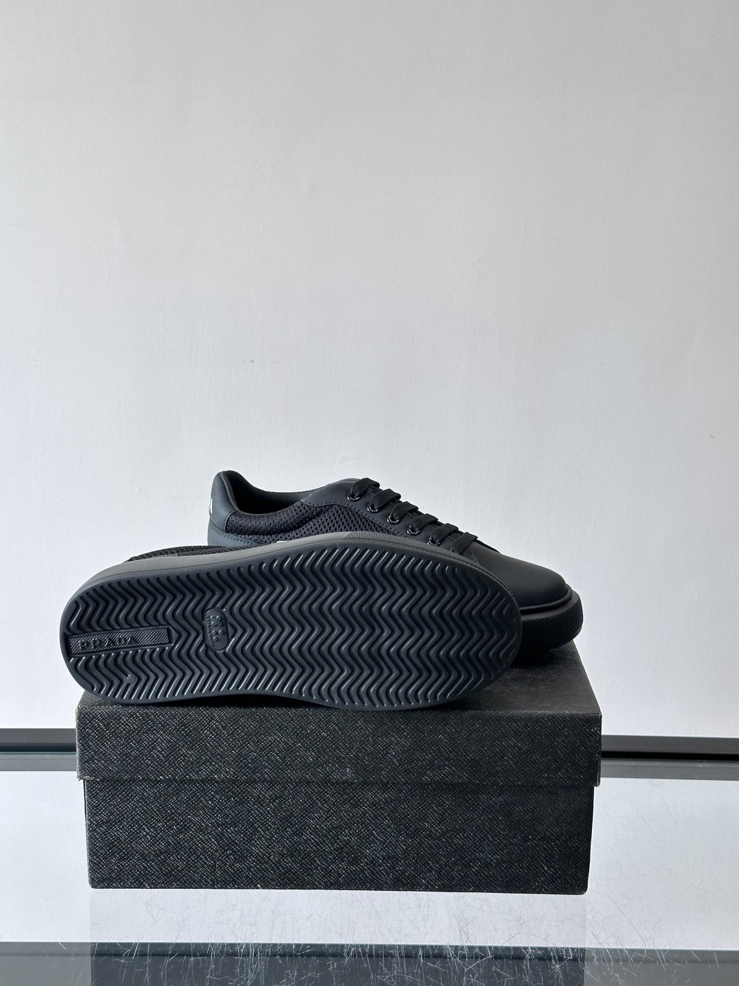 👟Prada网布运动鞋，采用透气网布+皮革拼接，简约又有辨识度✨。侧面三角标超有品牌感，白色橡胶鞋底舒适