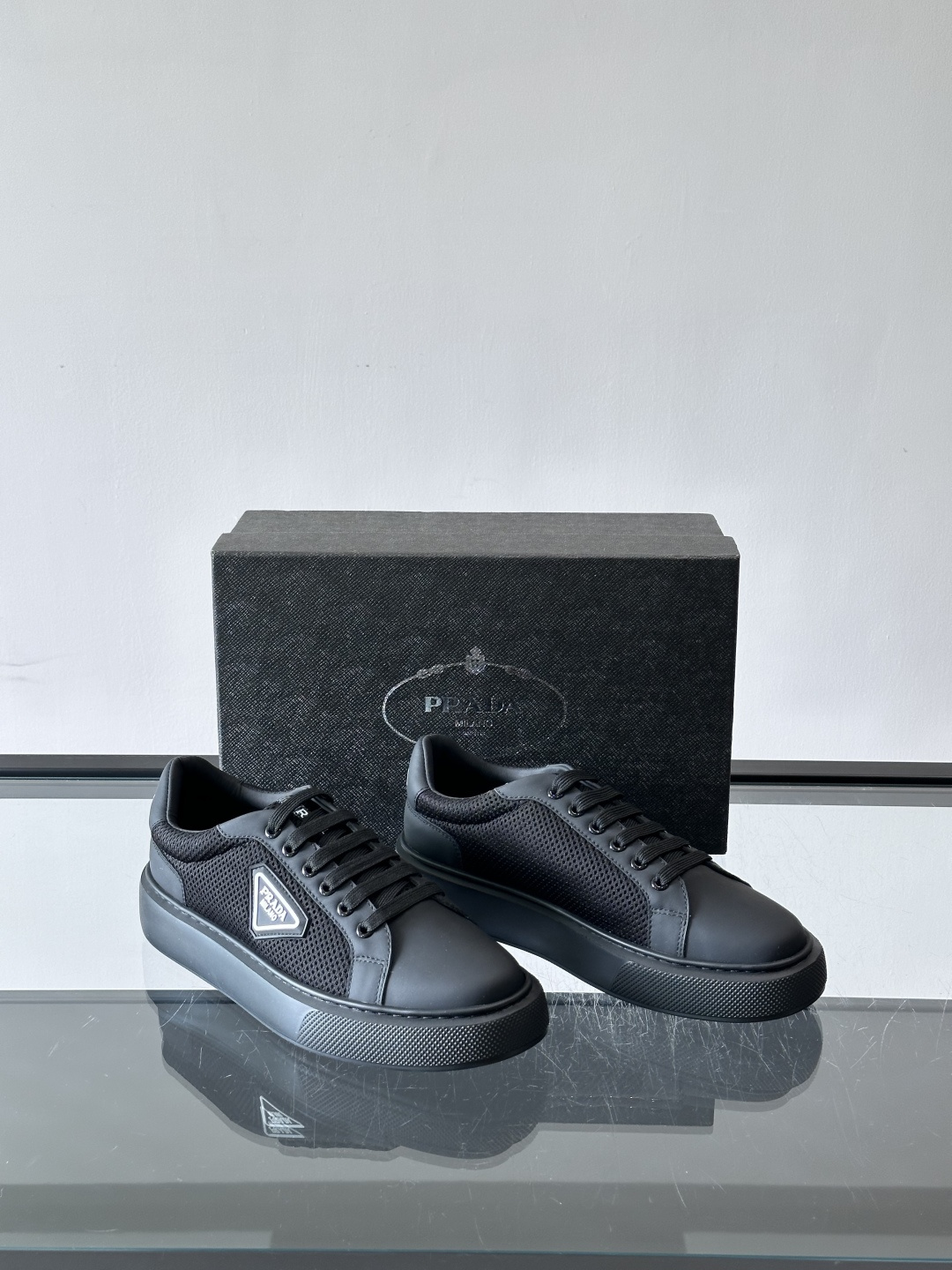 👟Prada网布运动鞋，采用透气网布+皮革拼接，简约又有辨识度✨。侧面三角标超有品牌感，白色橡胶鞋底舒适