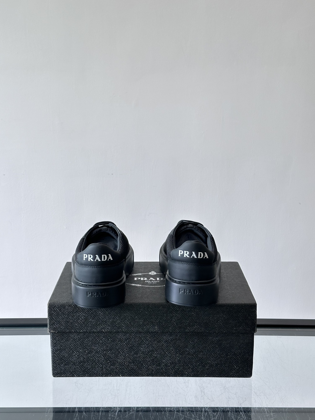 👟Prada网布运动鞋，采用透气网布+皮革拼接，简约又有辨识度✨。侧面三角标超有品牌感，白色橡胶鞋底舒适
