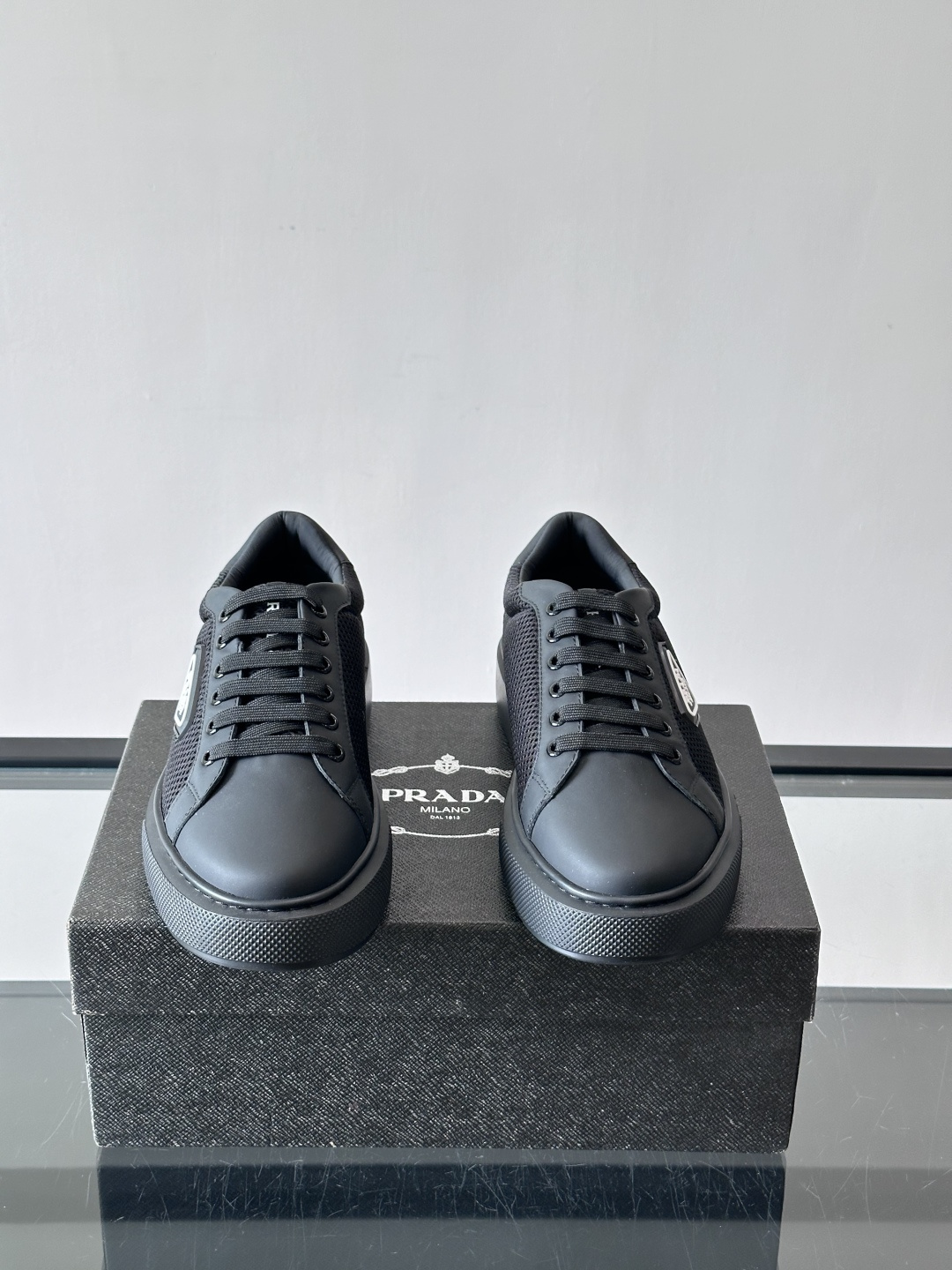 👟Prada网布运动鞋，采用透气网布+皮革拼接，简约又有辨识度✨。侧面三角标超有品牌感，白色橡胶鞋底舒适