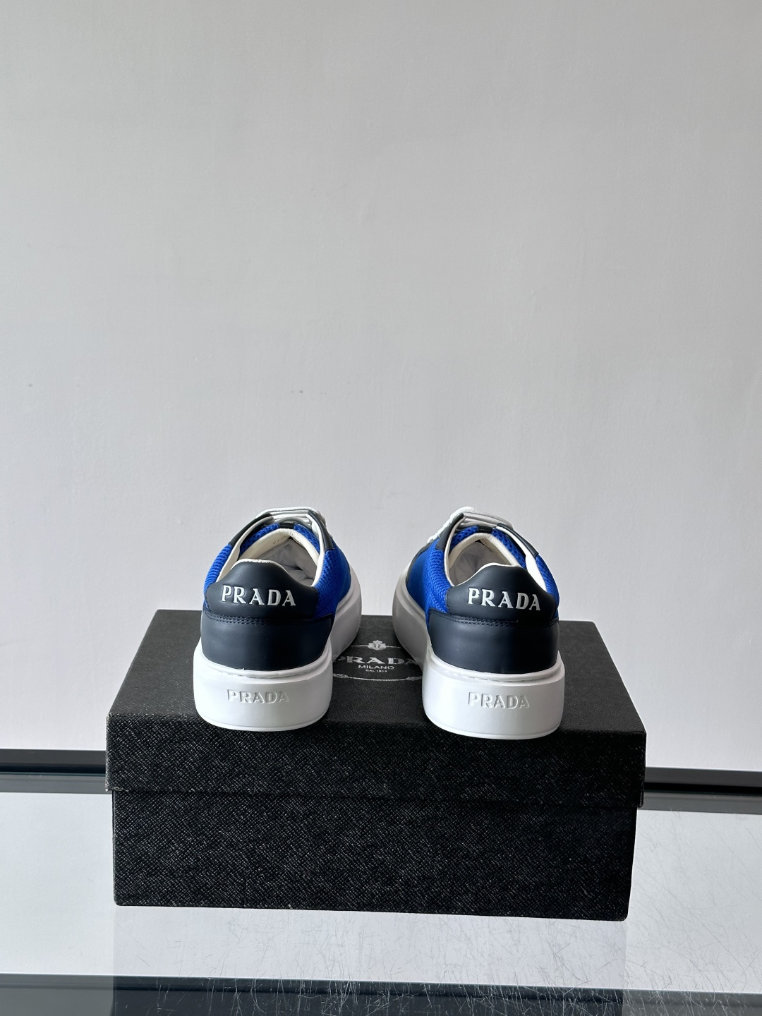 👟Prada网布运动鞋，采用透气网布+皮革拼接，简约又有辨识度✨。侧面三角标超有品牌感，白色橡胶鞋底舒适