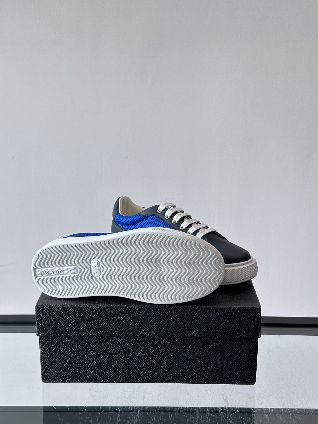👟Prada网布运动鞋，采用透气网布+皮革拼接，简约又有辨识度✨。侧面三角标超有品牌感，白色橡胶鞋底舒适