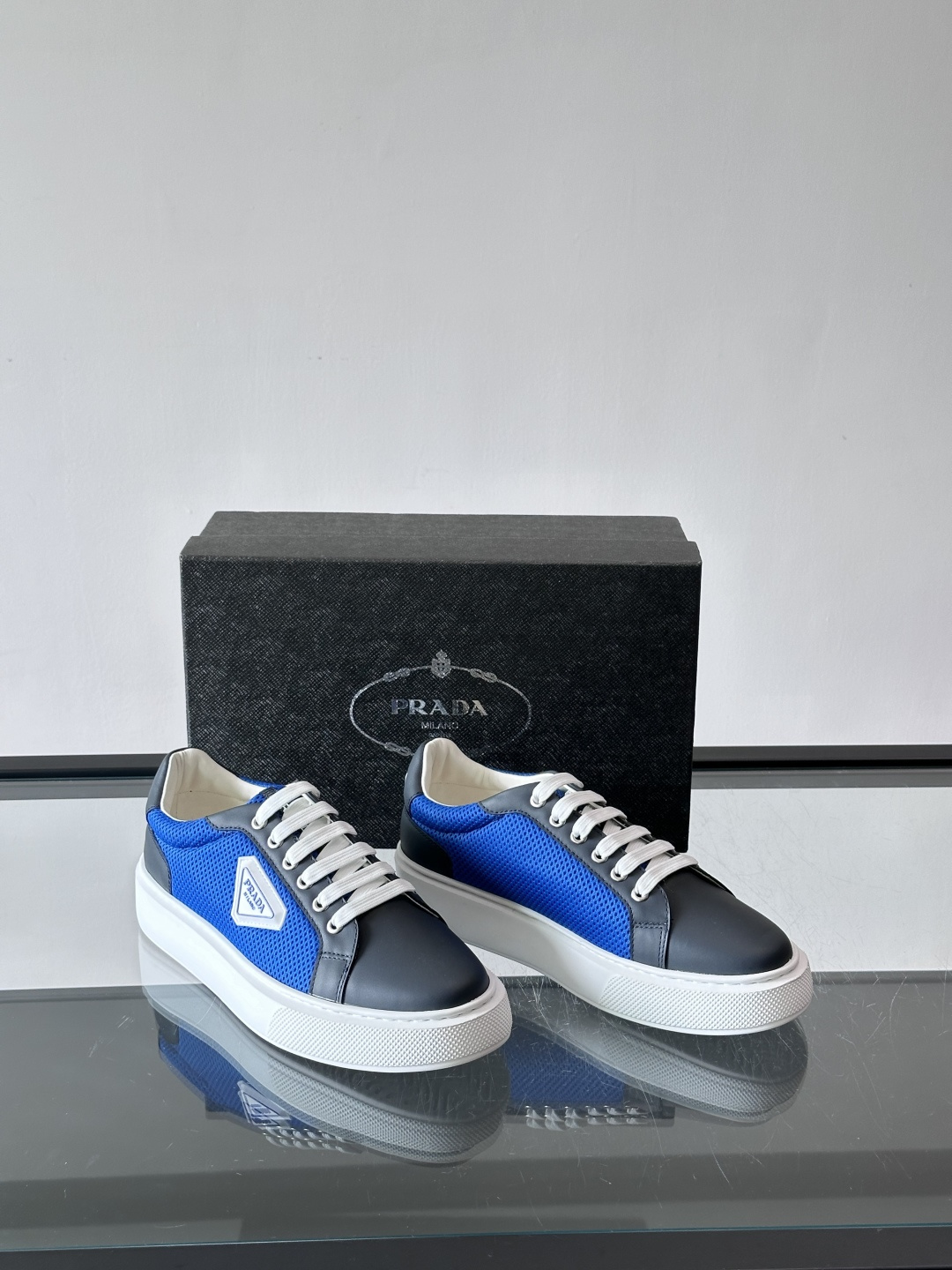 👟Prada网布运动鞋，采用透气网布+皮革拼接，简约又有辨识度✨。侧面三角标超有品牌感，白色橡胶鞋底舒适