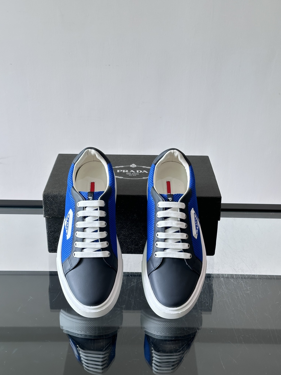 👟Prada网布运动鞋，采用透气网布+皮革拼接，简约又有辨识度✨。侧面三角标超有品牌感，白色橡胶鞋底舒适