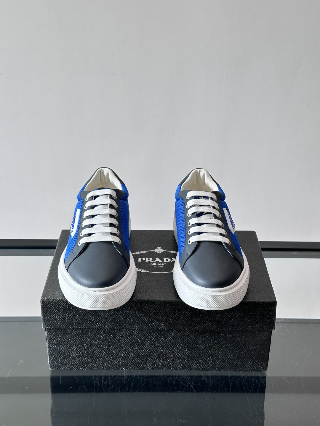👟Prada网布运动鞋，采用透气网布+皮革拼接，简约又有辨识度✨。侧面三角标超有品牌感，白色橡胶鞋底舒适