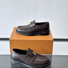 👞LV男士乐福鞋,选用优质植鞣小牛皮,质感细腻耐用。鞋面金属LV标志,品牌辨识度超高✨。经典一脚蹬设计, 👞LV男士乐福鞋,选用优质植鞣小牛皮,质感细腻耐用。鞋面金属LV标志,品牌辨识度超高✨。经典一脚蹬设计,