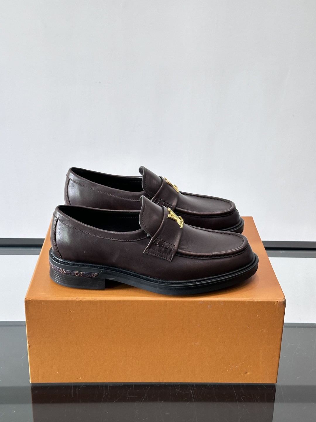 👞LV男士乐福鞋，选用优质植鞣小牛皮，质感细腻耐用。鞋面金属LV标志，品牌辨识度超高✨。经典一脚蹬设计，