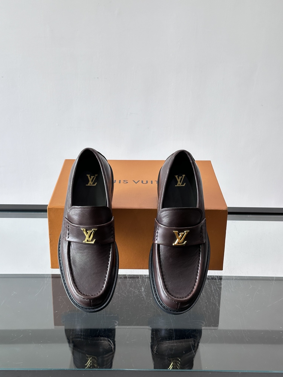 👞LV男士乐福鞋,选用优质植鞣小牛皮,质感细腻耐用。鞋面金属LV标志,品牌辨识度超高✨。经典一脚蹬设计, 👞LV男士乐福鞋,选用优质植鞣小牛皮,质感细腻耐用。鞋面金属LV标志,品牌辨识度超高✨。经典一脚蹬设计,